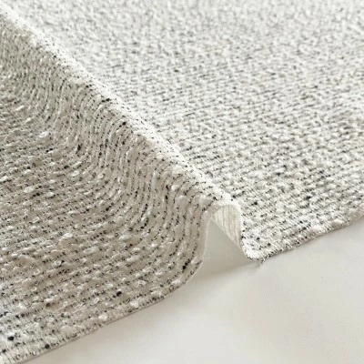 立体感のあるファンシーニット