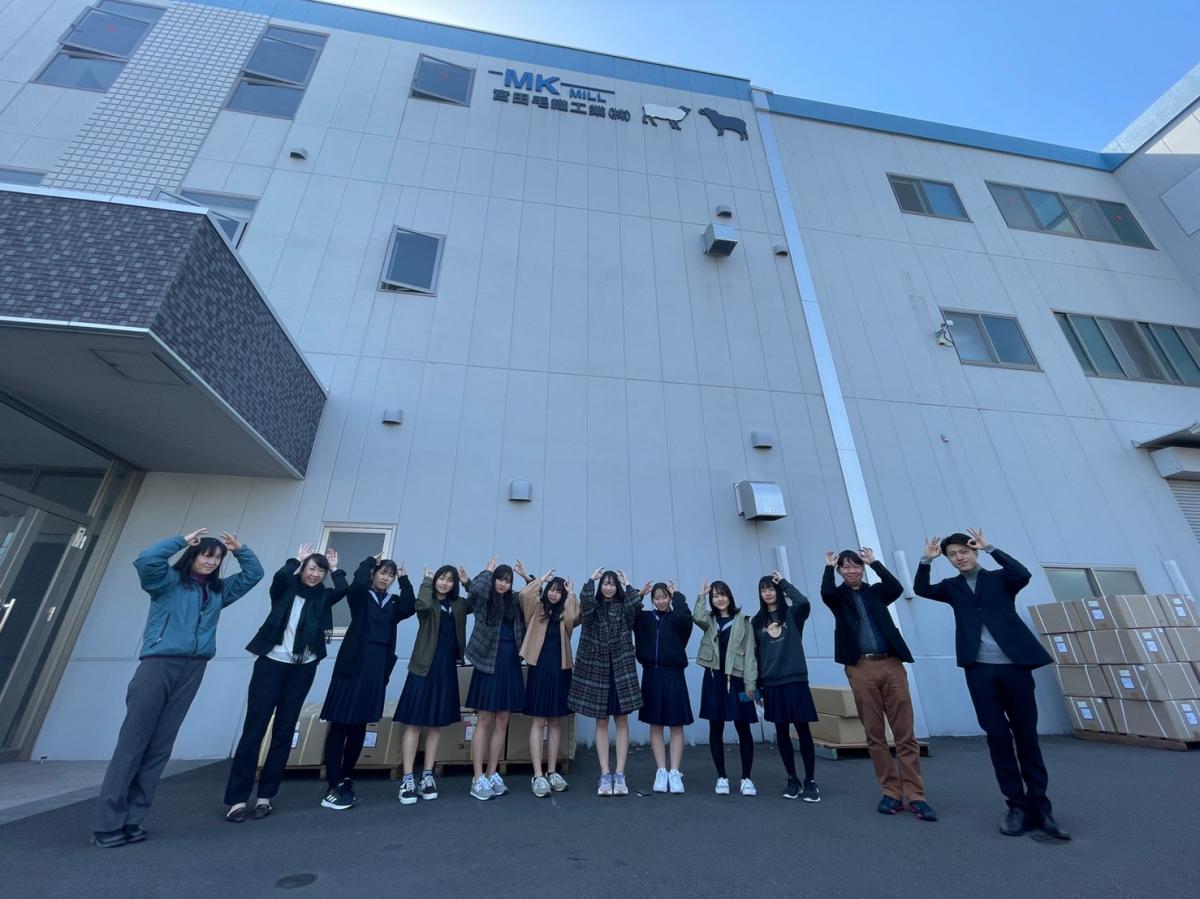 一宮高校ファッション創造科の会社見学の様子
